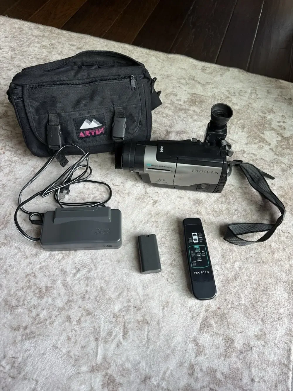 ProScan PRO598 8mm Camcorder 32X Zoom Battery Charger Remote Bag Powers On